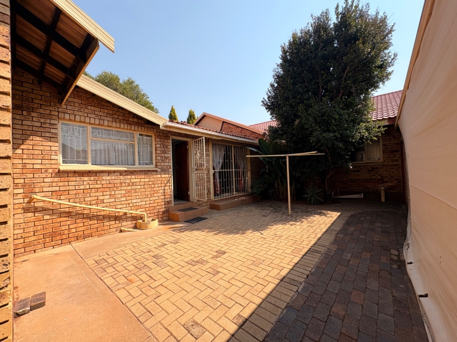 4 Bedroom Property for Sale in Flamwood North West